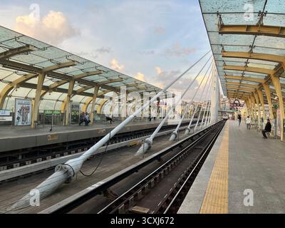 ISTANBUL, TÜRKEI - 25. SEPTEMBER: Halic (Golden Horn Metro Bridge) Open-Air-U-Bahn-Station bei Sonnenuntergang am 25. September 2025 in Istanbul, Türkei. Stockfoto