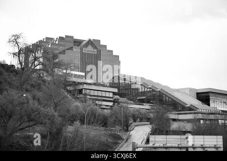 Edmonton, Alberta, Kanada – 27. April 2024: Schwarzweißbild des Canada Place, das seine eckige Glasstruktur und das moderne Terrassendesign unterstreicht Stockfoto