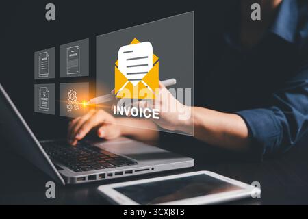 Geschäftsfrau verwendet Laptop für die Verwaltung digitaler Rechnungen, elektronischer Kontoauszüge auf virtuellem Bildschirm, Konzept-E-Invoice, Online-Rechnungsverarbeitung und digitaler Re Stockfoto