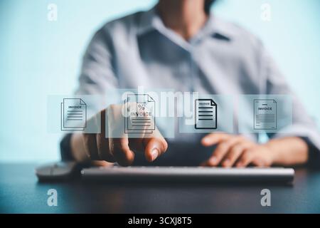 Geschäftsfrau verwaltet elektronische Kontoauszüge, digitale Belege auf virtuellem Bildschirm und nutzt dabei das Konzept von e-Invoice, digitaler Abrechnung und Online-Rechnungsabwicklung Stockfoto
