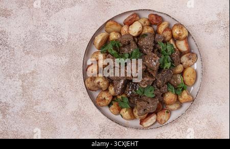 Kuyrdak, Braten mit Kartoffeln und frischen Kräutern, hausgemacht in Kasachisch, keine Leute Stockfoto