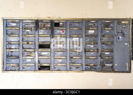Briefkastensystem auf einem Flachblock. Stuttgart, Baden-Württemberg, Deutschland Stockfoto