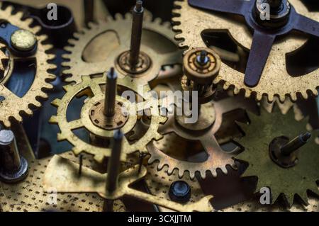Nahaufnahme von ineinander greifenden Metallzahnrädern und Zahnrädern aus einer mechanischen Vorrichtung, die Präzisionstechnik zeigt. Stockfoto