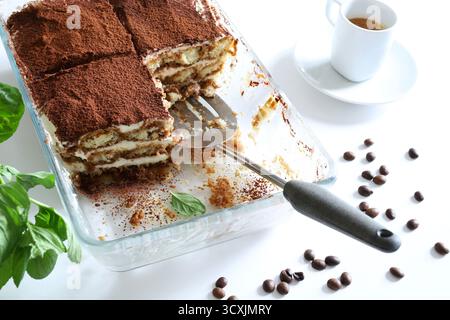 Tiramisu. Klassisches Kaffee-Tiramisu mit Marienfinger und Mascarponcreme, bestreut mit Kakaopulver auf weißem Hintergrund. Italienisches Dessert. Stockfoto
