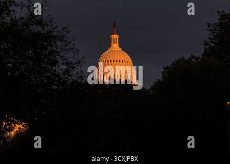 Washington, District of Columbia, USA. Oktober 2025. Das U.S. Capitol Building ist am 14. Oktober 2025 in Washington, DC, zu sehen. Die Abgeordneten des Kongresses setzen die Verhandlungen über ein staatliches Finanzierungsgesetz fort, während der Bundesstillstand seinen 14. Tag erreicht. (Kreditbild: © Mehmet Eser/ZUMA Press Wire) NUR REDAKTIONELLE VERWENDUNG! Nicht für kommerzielle ZWECKE! Stockfoto