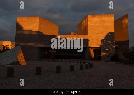 Washington, District of Columbia, USA. Oktober 2025. Die National Gallery of Art ist am 14. Oktober 2025 in Washington, DC, zu sehen. Die Abgeordneten des Kongresses setzen die Verhandlungen über ein staatliches Finanzierungsgesetz fort, während der Bundesstillstand seinen 14. Tag erreicht. (Kreditbild: © Mehmet Eser/ZUMA Press Wire) NUR REDAKTIONELLE VERWENDUNG! Nicht für kommerzielle ZWECKE! Stockfoto