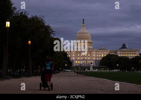 Washington, District of Columbia, USA. Oktober 2025. Das U.S. Capitol Building ist am 14. Oktober 2025 in Washington, DC, zu sehen. Die Abgeordneten des Kongresses setzen die Verhandlungen über ein staatliches Finanzierungsgesetz fort, während der Bundesstillstand seinen 14. Tag erreicht. (Kreditbild: © Mehmet Eser/ZUMA Press Wire) NUR REDAKTIONELLE VERWENDUNG! Nicht für kommerzielle ZWECKE! Stockfoto