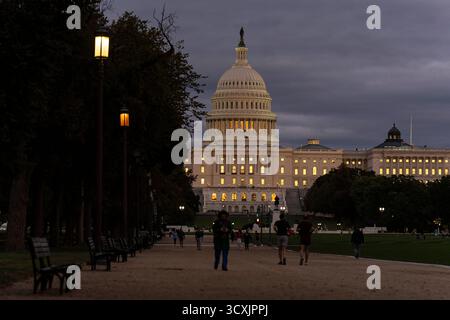 Washington, District of Columbia, USA. Oktober 2025. Das U.S. Capitol Building ist am 14. Oktober 2025 in Washington, DC, zu sehen. Die Abgeordneten des Kongresses setzen die Verhandlungen über ein staatliches Finanzierungsgesetz fort, während der Bundesstillstand seinen 14. Tag erreicht. (Kreditbild: © Mehmet Eser/ZUMA Press Wire) NUR REDAKTIONELLE VERWENDUNG! Nicht für kommerzielle ZWECKE! Stockfoto