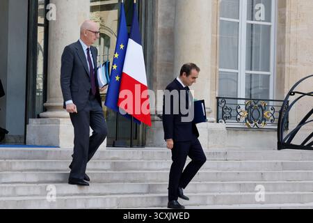 Paris, Frankreich. Oktober 2025. Der französische Premierminister Sebastien Lecornu und der französische Wirtschaftsminister Roland Lescure verließen das Schloss Elysee nach der wöchentlichen Kabinettssitzung in Paris am 14. Oktober 2025. Foto: Henri Szwarc/ABACAPRESS.COM Credit: Abaca Press/Alamy Live News Stockfoto