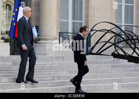 Paris, Frankreich. Oktober 2025. Der französische Premierminister Sebastien Lecornu und der französische Wirtschaftsminister Roland Lescure verließen das Schloss Elysee nach der wöchentlichen Kabinettssitzung in Paris am 14. Oktober 2025. Foto: Henri Szwarc/ABACAPRESS.COM Credit: Abaca Press/Alamy Live News Stockfoto