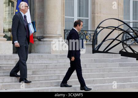 Paris, Frankreich. Oktober 2025. Der französische Premierminister Sebastien Lecornu und der französische Wirtschaftsminister Roland Lescure verließen das Schloss Elysee nach der wöchentlichen Kabinettssitzung in Paris am 14. Oktober 2025. Foto: Henri Szwarc/ABACAPRESS.COM Credit: Abaca Press/Alamy Live News Stockfoto