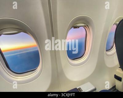 Blick auf den Sonnenuntergang, während das Flugzeug zur Landung auf dem internationalen Flughafen Sydney Kingsford Smith in New South Wales, Aust, absteigt Stockfoto