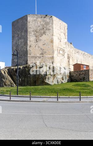 Tarifa, Spanien, Andalusien - 31. März 2025: Burg von Guzman el Bueno (Castillo de Guzman el Bueno) als alcazar (maurische Festung) im 10. Jahrhundert erbaut Stockfoto