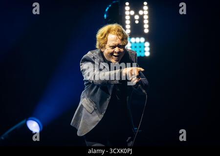 Oslo, Norwegen. Oktober 2025. Die britische Band Simply Red spielt ein Live-Konzert im Rahmen der 40th Anniversary Tour 2025 in der Unity Arena in Oslo. Hier ist Sänger und Songwriter Mick Hucknall live auf der Bühne zu sehen. Quelle: Gonzales Photo/Alamy Live News Stockfoto