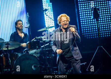 Oslo, Norwegen. Oktober 2025. Die britische Band Simply Red spielt ein Live-Konzert im Rahmen der 40th Anniversary Tour 2025 in der Unity Arena in Oslo. Hier ist Sänger und Songwriter Mick Hucknall live auf der Bühne zu sehen. Quelle: Gonzales Photo/Alamy Live News Stockfoto