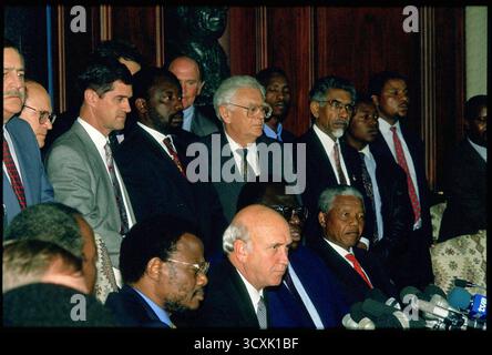 Südafrika Pretoria. (Sitz L-R) Buthelezi, Staatspräsident F.W. DeKlerk, Okumu und Mandela von ANC kündigen die Teilnahme der IFP an der ersten Wahl der SA an. Stockfoto