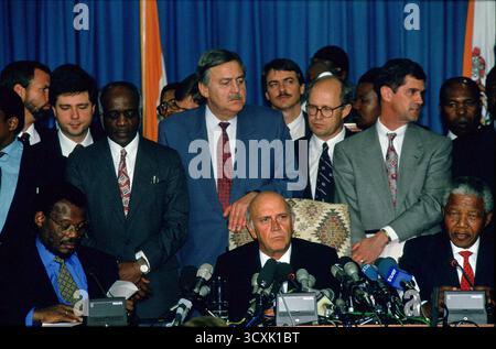 Südafrika Pretoria. Buthelezi, Staatspräsident F.W. DeKlerk und Mandela des ANC kündigen die Teilnahme der IFP an der ersten Wahl der SA an. Stockfoto