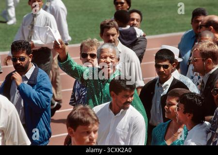 Südafrika Kapstadt. Präsident Nelson Mandela bejubelt die Cape Minstrels beim jährlichen zweiten Neujahrskarneval in Kapstadt. 01/95 Stockfoto