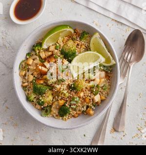 Quinoa mit Tofu und Brokkoli Stockfoto