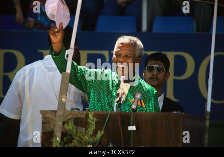 Südafrika Kapstadt. Präsident Nelson Mandela bejubelt die Cape Minstrels beim jährlichen zweiten Neujahrskarneval in Kapstadt. 01/95 Stockfoto