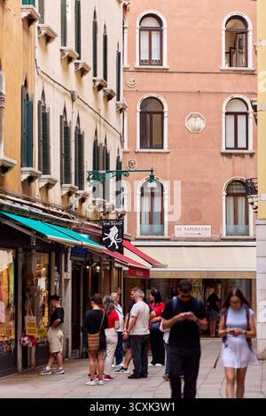 Straßenszene Venedig Italien Stockfoto
