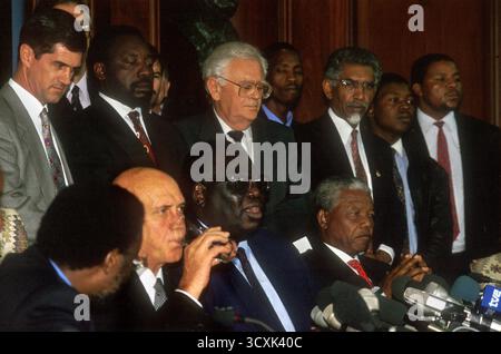 Südafrika Pretoria. Buthelezi, Staatspräsident F.W. DeKlerk, Okumu und Mandela von ANC geben bekannt, dass IFP sich der ersten Wahl der SA angeschlossen hat. Stockfoto