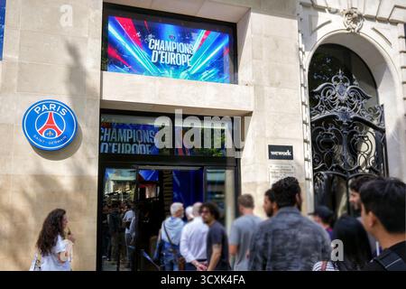 Personen, die das Pariser Saint-Germain-Geschäft in Paris, Frankreich, betreten, 2. Juni 2025 Stockfoto