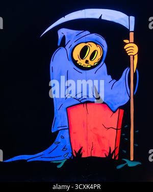 Halloween-Beleuchtung, gruselige Gruselszene, Herbstfest, der grimmige Sensenmann Stockfoto