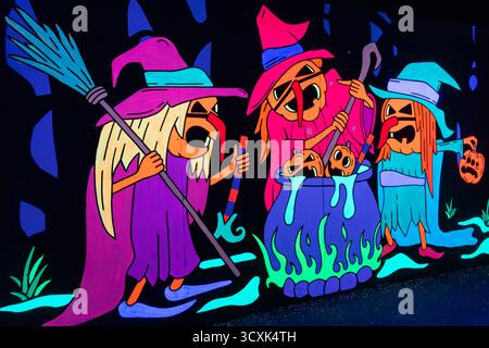 Halloween-Beleuchtung, gruselige Hexen, gruselige Szene, Herbstfest Stockfoto