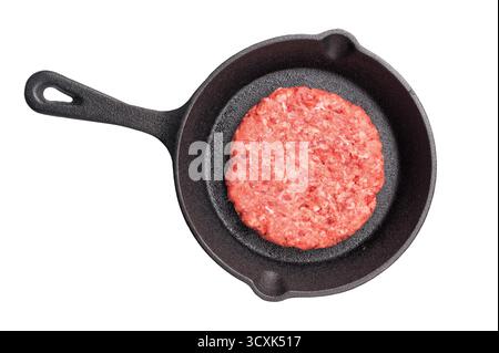 Bereit zum Kochen rohe Rindfleischpatties, Schnitzel in der Pfanne isoliert auf weißem Hintergrund. Stockfoto