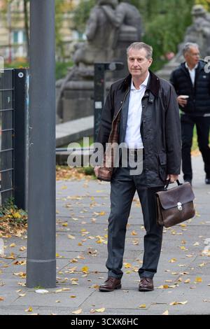 Hamburg, Deutschland. Oktober 2025. Der Mitkläger Stephan Hensel, Ex-Ehemann und Vater von C. Blocks Kindern, nimmt an dem Prozess gegen C. Block wegen angeblicher Kindesentführung Teil. Der Prozess gegen Block geht unter anderem um die mutmaßliche Entführung von zwei Kindern von Block aus Dänemark nach Deutschland am Silvesterabend 2023/2024. Quelle: Georg Wendt/dpa/Alamy Live News Stockfoto