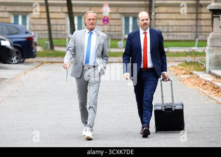 Hamburg, Deutschland. Oktober 2025. Christina Blocks Partner Gerhard Delling (l), ehemaliger TV-Moderator und Sportjournalist, und sein Verteidiger David Rieks nehmen am Prozess gegen C. Block wegen angeblicher Kindesentführung teil. Der Prozess gegen Block geht unter anderem um die mutmaßliche Entführung von zwei Kindern von Block aus Dänemark nach Deutschland am Silvesterabend 2023/2024. Quelle: Georg Wendt/dpa/Alamy Live News Stockfoto