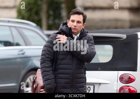Hamburg, Deutschland. Oktober 2025. Der Anwalt Philip von der Meden, Verteidiger des Koklagers S. Hensel, Ex-Ehemann und Vater von C. Blocks Kindern, nimmt an dem Prozess gegen C. Block wegen angeblicher Kindesentführung Teil. Der Prozess gegen Block geht unter anderem um die mutmaßliche Entführung von zwei Kindern von Block aus Dänemark nach Deutschland am Silvesterabend 2023/2024. Quelle: Georg Wendt/dpa/Alamy Live News Stockfoto