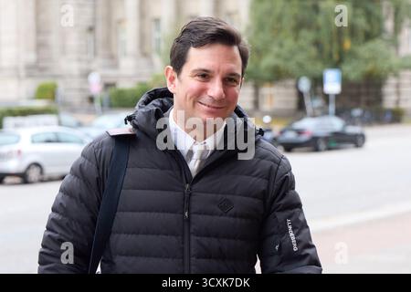 Hamburg, Deutschland. Oktober 2025. Rechtsanwalt Philip von der Meden, Verteidiger des Klagers Stephan Hensel, Ex-Ehemann und Vater der Kinder von Christina Block, nimmt an dem Prozess gegen C. Block wegen angeblicher Kindesentführung Teil. Der Prozess gegen Block geht unter anderem um die mutmaßliche Entführung von zwei Kindern von Block aus Dänemark nach Deutschland am Silvesterabend 2023/2024. Quelle: Georg Wendt/dpa/Alamy Live News Stockfoto