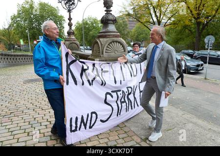 Hamburg, Deutschland. Oktober 2025. C. Blocks Partner, Gerhard Delling (r), ehemaliger Fernsehmoderator und Sportjournalist, begrüßt die Anhänger der Familie Block vor Beginn des Prozesses gegen C. Block wegen angeblicher Kindesentführung. Der Prozess gegen Block geht unter anderem um die mutmaßliche Entführung von zwei Kindern von Block aus Dänemark nach Deutschland am Silvesterabend 2023/2024. Quelle: Georg Wendt/dpa/Alamy Live News Stockfoto
