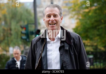 Hamburg, Deutschland. Oktober 2025. Der Mitkläger Stephan Hensel, Ex-Ehemann und Vater von C. Blocks Kindern, nimmt an dem Prozess gegen C. Block wegen angeblicher Kindesentführung Teil. Der Prozess gegen Block geht unter anderem um die mutmaßliche Entführung von zwei Kindern von Block aus Dänemark nach Deutschland am Silvesterabend 2023/2024. Quelle: Georg Wendt/dpa/Alamy Live News Stockfoto