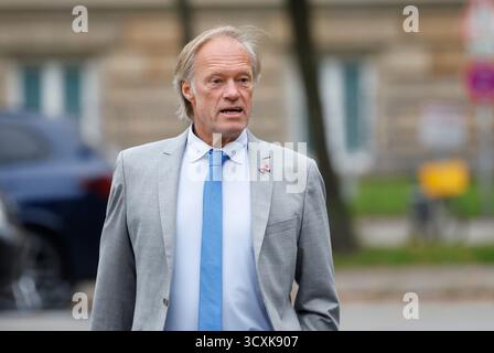 Hamburg, Deutschland. Oktober 2025. C. Blocks Partner Gerhard Delling, ehemaliger Fernsehmoderator und Sportjournalist, nimmt an dem Prozess gegen C. Block wegen angeblicher Kindesentführung Teil. Ende April erhob die Hamburger Staatsanwaltschaft Anklage wegen angeblicher Entführung der Kinder aus Dänemark in der Nacht vom 1. Januar 2024. Die nächtliche Operation machte Schlagzeilen in ganz Deutschland. Quelle: Georg Wendt/dpa/Alamy Live News Stockfoto