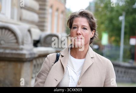 Hamburg, Deutschland. Oktober 2025. Christina Block, deutsche Gastronomin und Unternehmerin, nimmt an dem Prozess gegen C. Block wegen angeblicher Kindesentführung Teil. Ende April erhob die Hamburger Staatsanwaltschaft Anklage wegen angeblicher Entführung der Kinder aus Dänemark in der Nacht vom 1. Januar 2024. Die nächtliche Operation machte Schlagzeilen in ganz Deutschland. Quelle: Georg Wendt/dpa/Alamy Live News Stockfoto