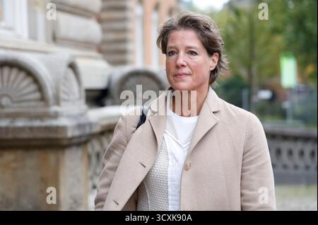 Hamburg, Deutschland. Oktober 2025. Christina Block, deutsche Gastronomin und Unternehmerin, nimmt an dem Prozess gegen C. Block wegen angeblicher Kindesentführung Teil. Ende April erhob die Hamburger Staatsanwaltschaft Anklage wegen angeblicher Entführung der Kinder aus Dänemark in der Nacht vom 1. Januar 2024. Die nächtliche Operation machte Schlagzeilen in ganz Deutschland. Quelle: Georg Wendt/dpa/Alamy Live News Stockfoto