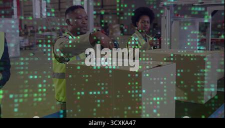 Mann in gelber Weste-Scannerbox auf Förderband im Lager, mit Barcode-Scanner und Datenüberlagerung Stockfoto