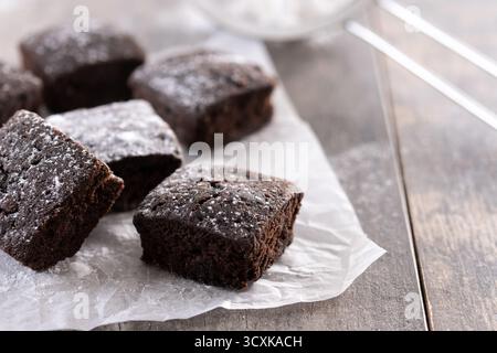 Hausgemachte Schokoladen-Brownies auf Holztisch Stockfoto