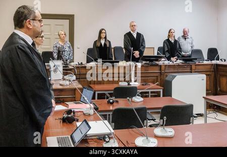 Hamburg, Deutschland. Oktober 2025. Der Vorsitzende Richter am Landgericht, David Vymer (M), steht zu Beginn des Prozesses zwischen den Richtern Ulas, Greßmann und zwei Laiengutachtern. Die beiden 19- und 18-Jährigen, die des Mordes beschuldigt werden, sind noch nicht vor Gericht gebracht worden, da das Gericht prüft, ob das Verfahren nach dem Jugendstrafrecht durchgeführt werden soll. Quelle: Markus Scholz/dpa/Alamy Live News Stockfoto