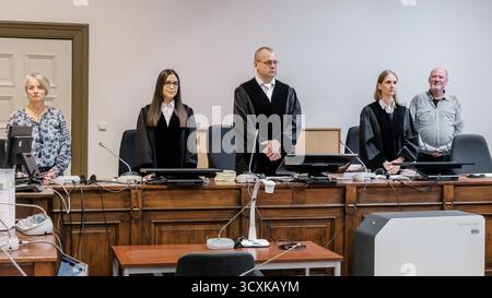 Hamburg, Deutschland. Oktober 2025. Der Vorsitzende Richter am Amtsgericht, David Vymer (M), steht zu Beginn des Prozesses zwischen den Richtern Ulas und Greßmann und zwei Laiengutachtern. Die beiden 19- und 18-Jährigen, die des Mordes beschuldigt werden, sind noch nicht vor Gericht gebracht worden, da das Gericht prüft, ob das Verfahren nach dem Jugendstrafrecht durchgeführt werden soll. Quelle: Markus Scholz/dpa/Alamy Live News Stockfoto