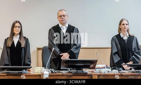 Hamburg, Deutschland. Oktober 2025. Der Vorsitzende Richter am Landgericht, David Vymer (M), steht zu Beginn des Prozesses zwischen den Richtern Ulas und Greßmann. Die beiden 19- und 18-Jährigen, die des Mordes beschuldigt werden, sind noch nicht vor Gericht gebracht worden, da das Gericht prüft, ob das Verfahren nach dem Jugendstrafrecht durchgeführt werden soll. Quelle: Markus Scholz/dpa/Alamy Live News Stockfoto