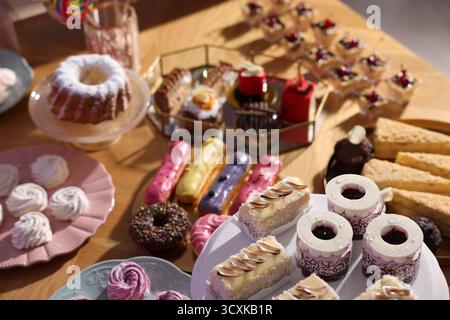Buffet-Menü. Köstliche Desserts auf dem Tisch, Nahaufnahme Stockfoto