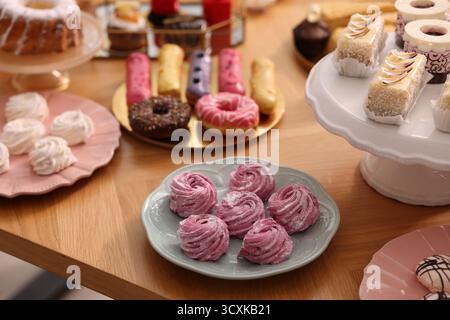 Buffet-Menü. Verschiedene köstliche Desserts auf dem Tisch, selektiver Fokus Stockfoto