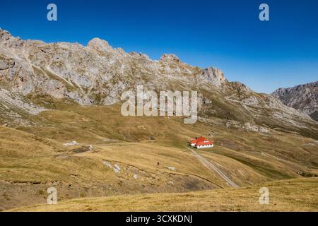 Trekking in Puerto de Áliva im Nationalpark Picos de Europa, Kantabrien, Spanien Stockfoto