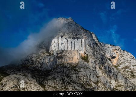 Blick von Bulnes ins Poncebos-Tal und Ruta del Cares, Nationalpark Picos de Europa, Cabrales, Asturien, Spanien Stockfoto