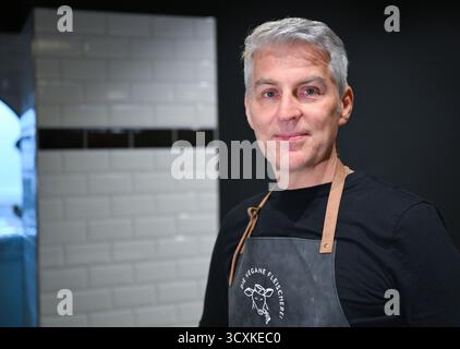 Stuttgart, Deutschland. Oktober 2025. Andreas Holz, Niederlassungsleiter des veganen Metzgers, steht in seinem Laden in Stuttgart. Die vegane Metzgerei öffnet am Samstag (18.10.2025). Quelle: Bernd Weißbrod/dpa/Alamy Live News Stockfoto