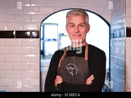 Stuttgart, Deutschland. Oktober 2025. Andreas Holz, Niederlassungsleiter von Vegan Butcher's, steht in seinem Laden in Stuttgart. Die vegane Metzgerei öffnet am Samstag (18.10.2025). Quelle: Bernd Weißbrod/dpa/Alamy Live News Stockfoto